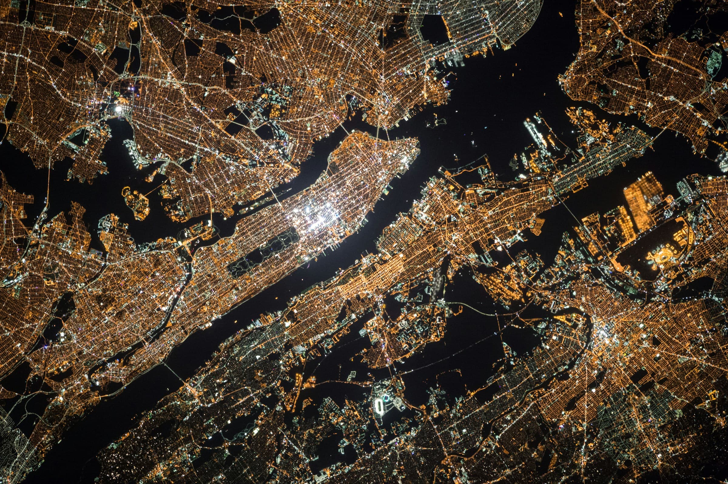 Satellitbild över stad nattetid