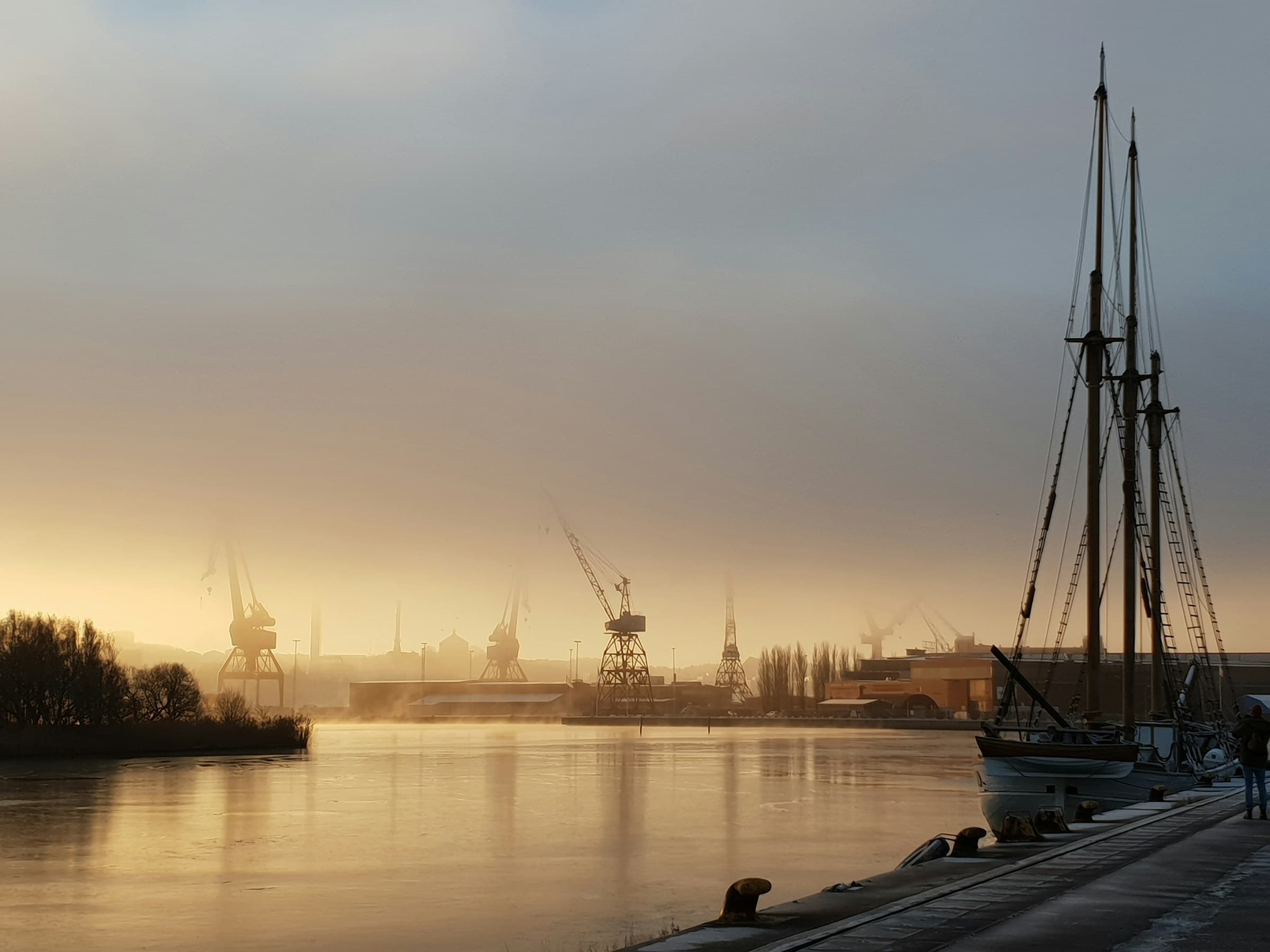 Göteborgs hamn i gryningsdis